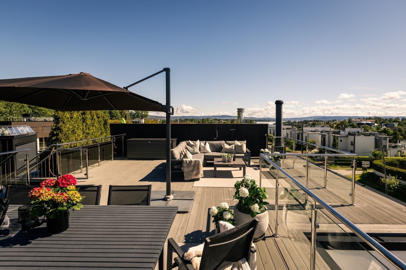 Den store takterrassen er 57m² har god plass til både spisegruppe og flere sosiale soner. Galleribilde