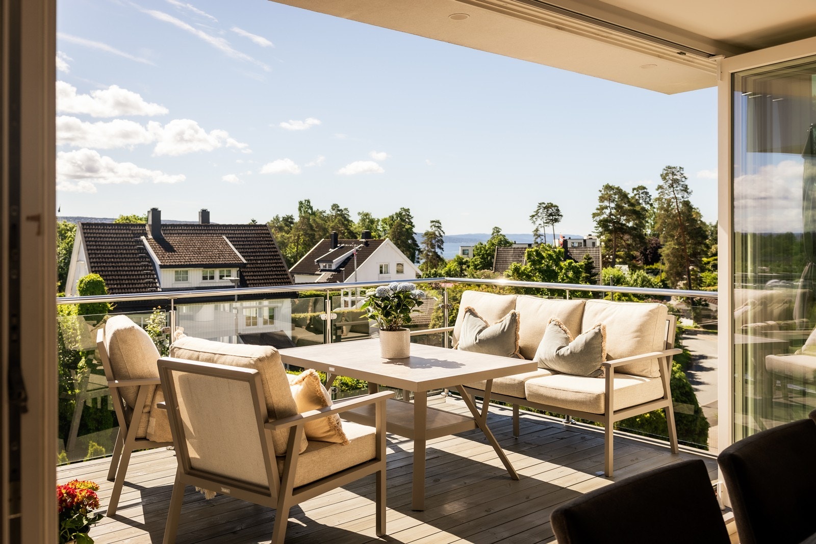 Foldedører åpner opp mellom spisestuen og terrassen, og visker ut skillet mellom inne og ute. Galleribilde