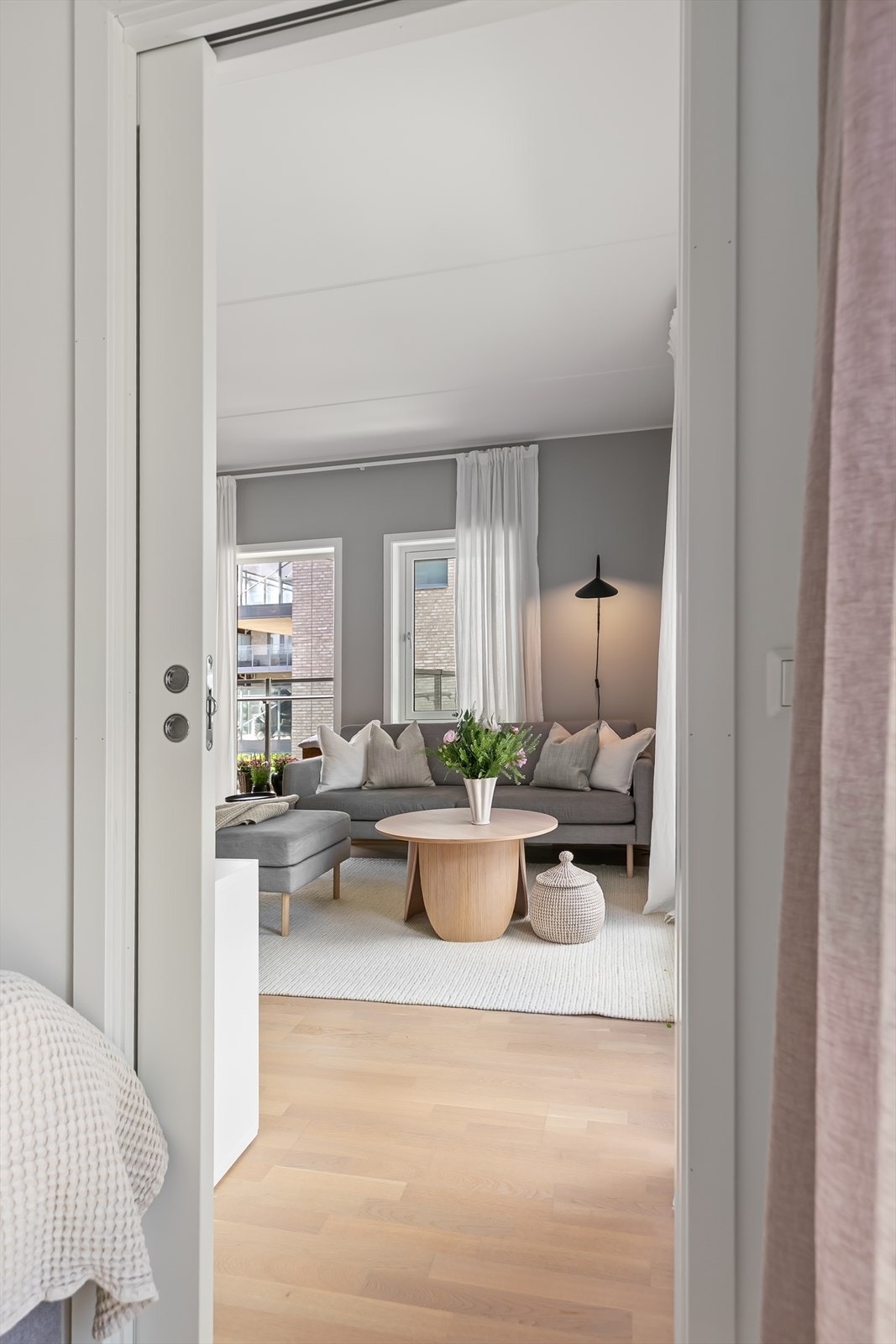 Stuen har en lys og moderne karakter, med en gjennomtenkt utforming som legger til rette for både avslapning og sosialt samvær. Galleribilde