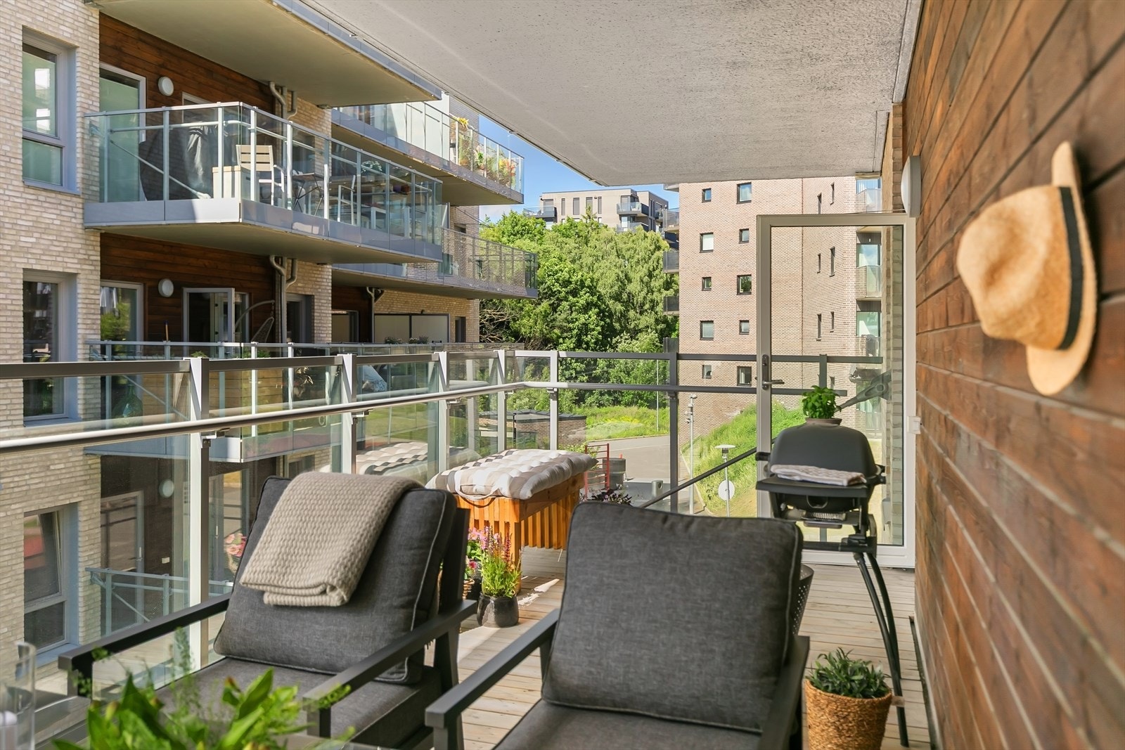 Her ligger forholdene til rette for lange sommerdager, hyggelige måltider og rolige stunder i solen på den romslige balkongen. Galleribilde