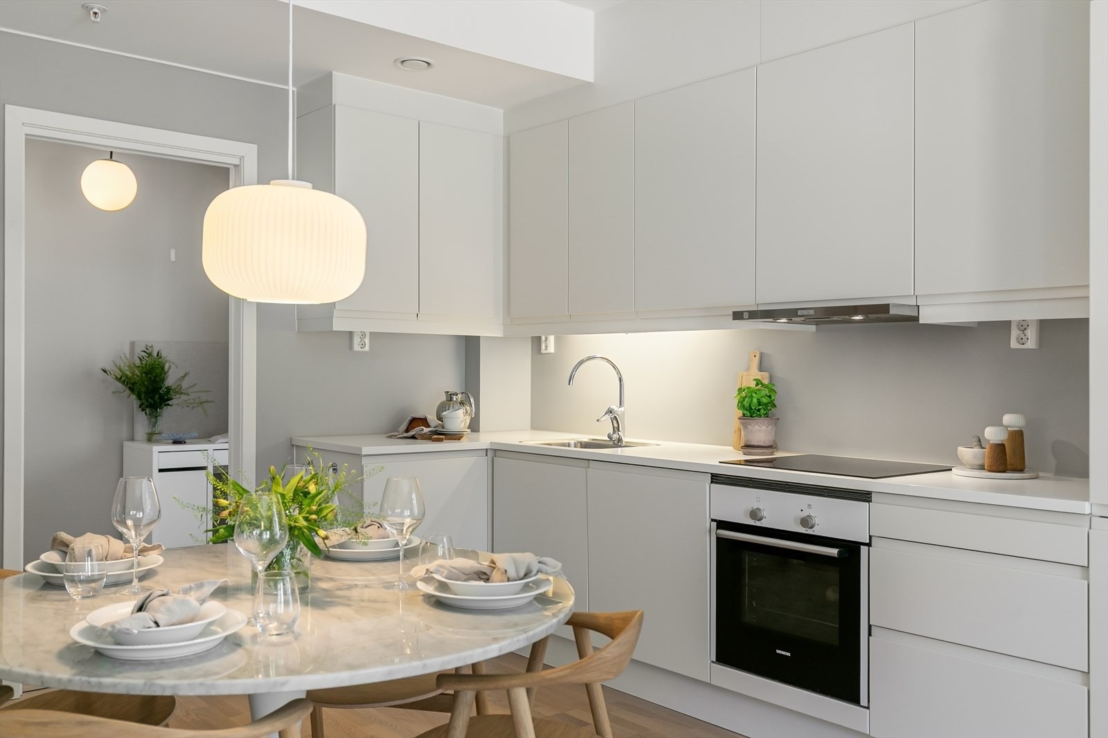 Kjøkkenet har et tidløst uttrykk med moderne innredning og god utnyttelse av tilgjengelig plass. Galleribilde