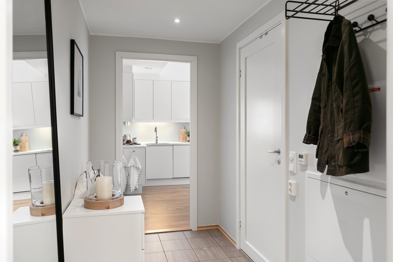 Entréen gir et hyggelig førsteinntrykk av boligen og har en praktisk utforming med plass til oppbevaring av yttertøy og sko. Galleribilde