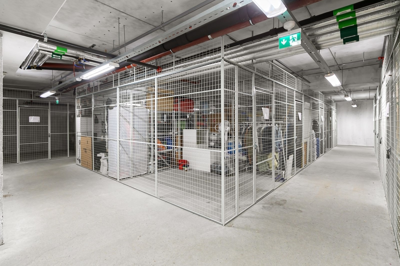 Den romslige kjellerboden på 8 kvm gir verdifull ekstra oppbevaringsplass og gode muligheter for oppbevaring av sesongutstyr, sportsutstyr og øvrige eiendeler. Galleribilde