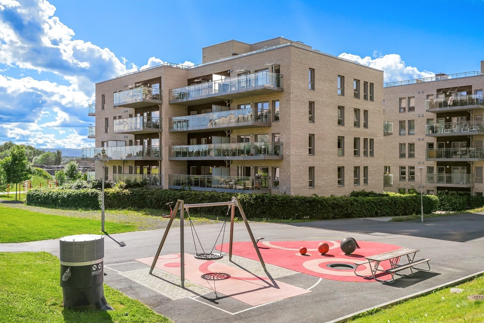 Sameiets uteområder er utformet med fokus på trivsel og fellesskap, og gir beboerne tilgang til hyggelige oppholdsarealer i grønne omgivelser. Galleribilde