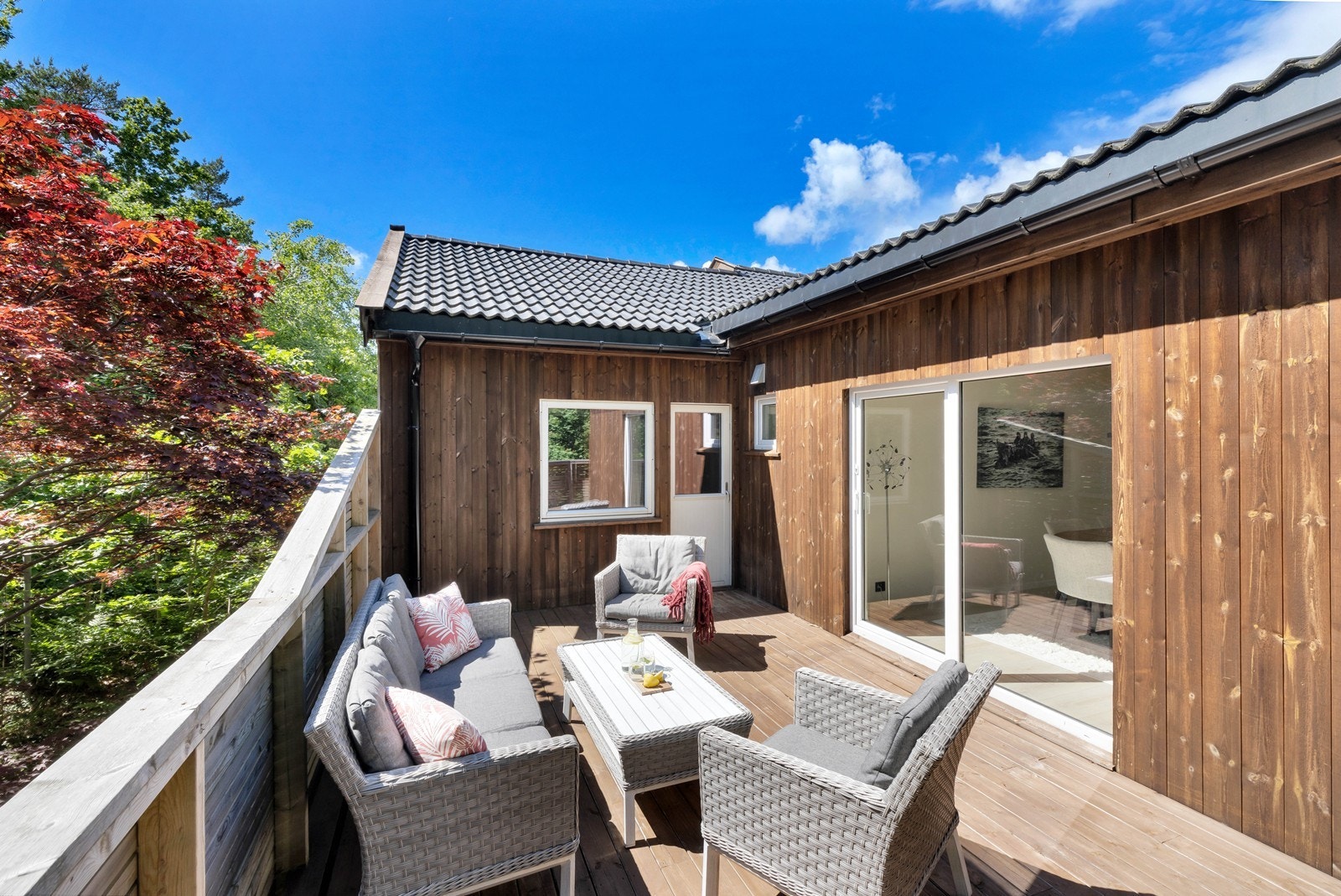 Veranda med utgang fra hovedsoverom og spisestuen Galleribilde