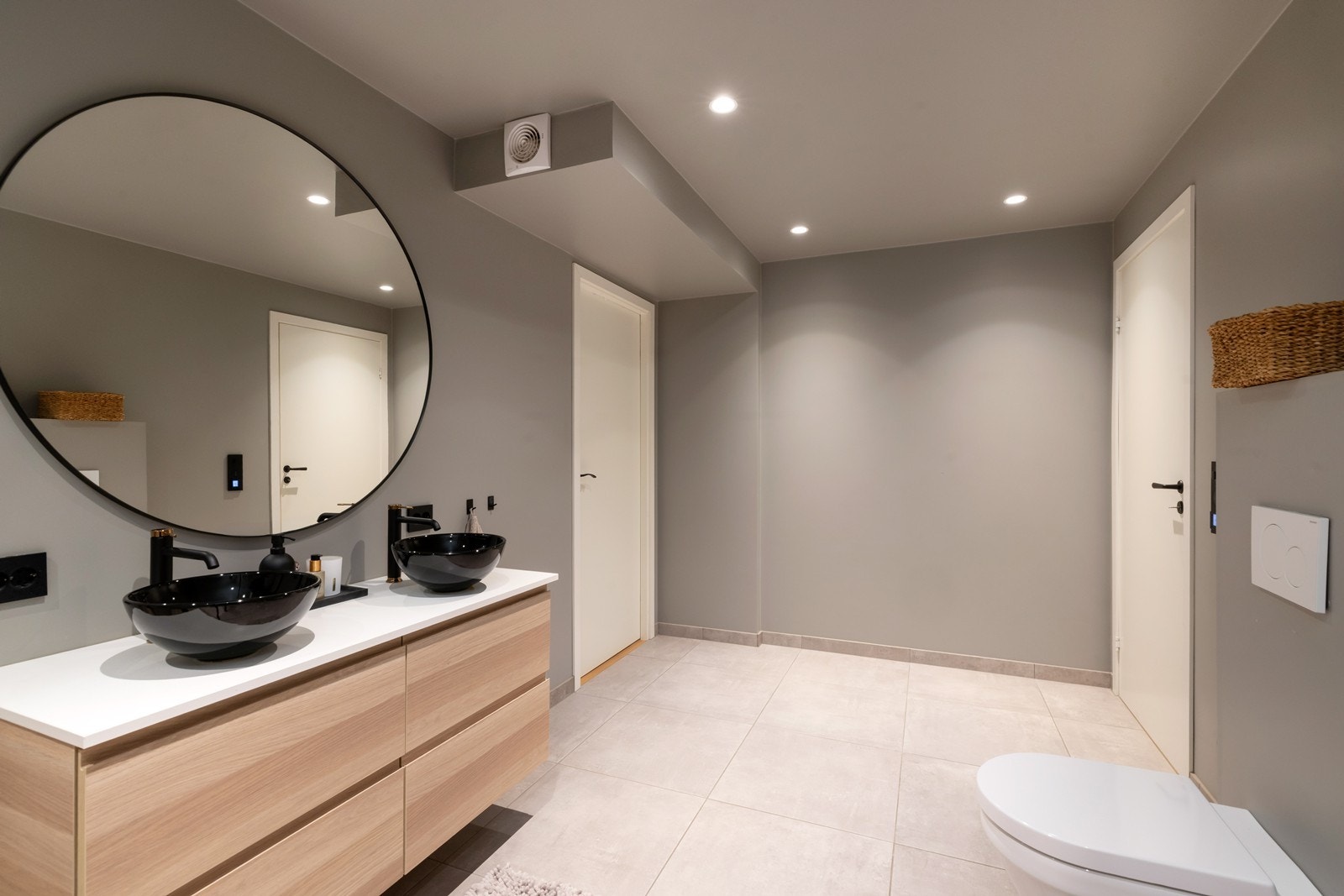 Vegg i vegg med badet ligger et praktisk vaskerom. Galleribilde