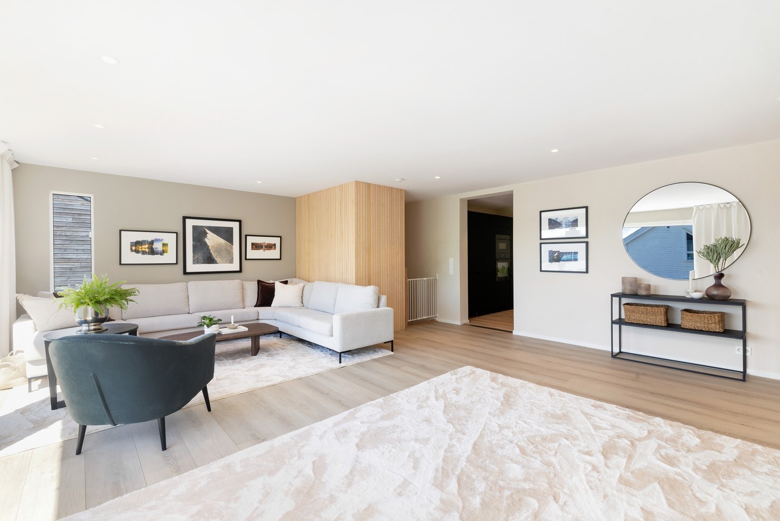 Stuen har god plass til sofagruppe og øvrig møblement, og herfra er det utgang til veranda med gode solforhold. Galleribilde