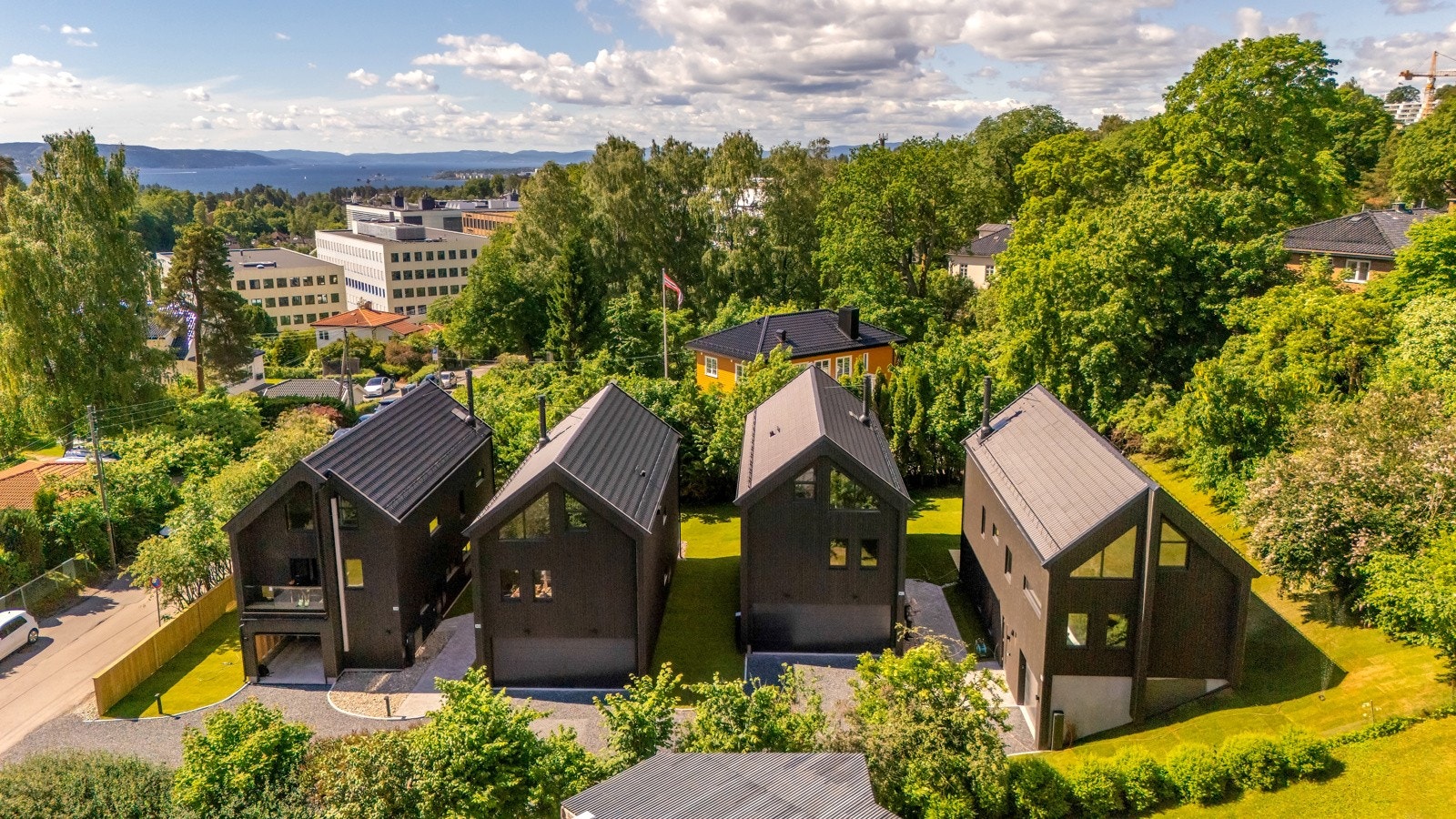 Eiendommen ligger i et sentralt og meget ettertraktet boligområde på Montebello, i bydel Ullern Galleribilde