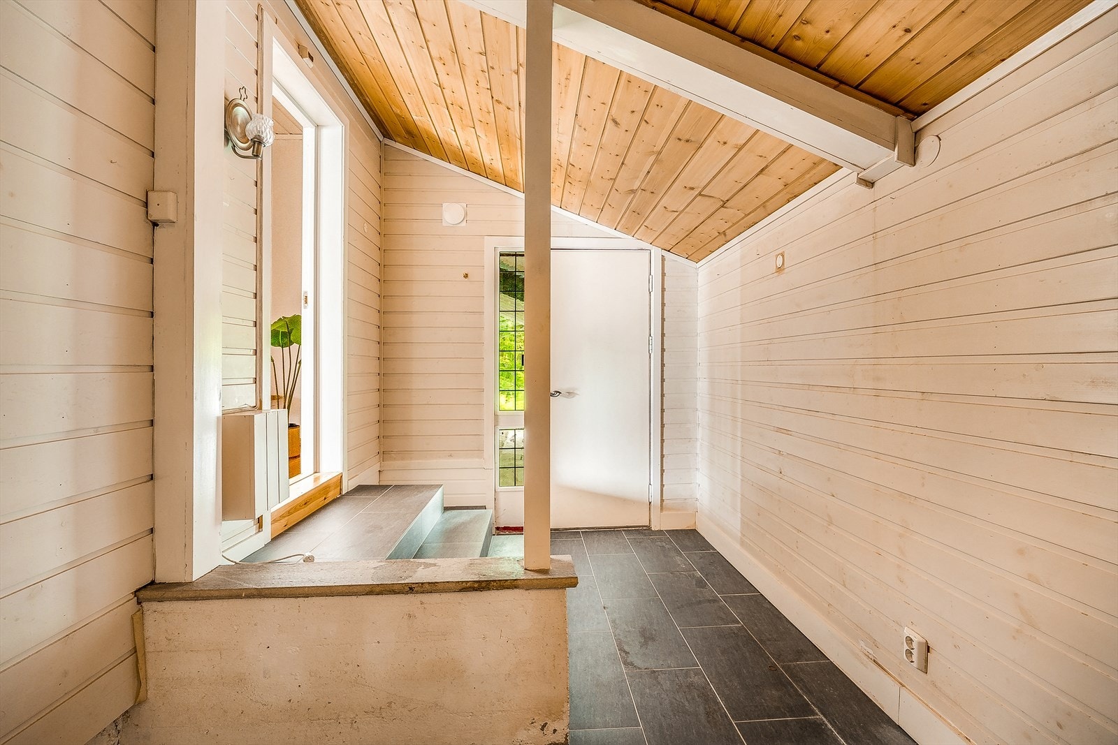 Overbygget inngangsparti på baksiden var boligens opprinnelige tilkomst. Galleribilde