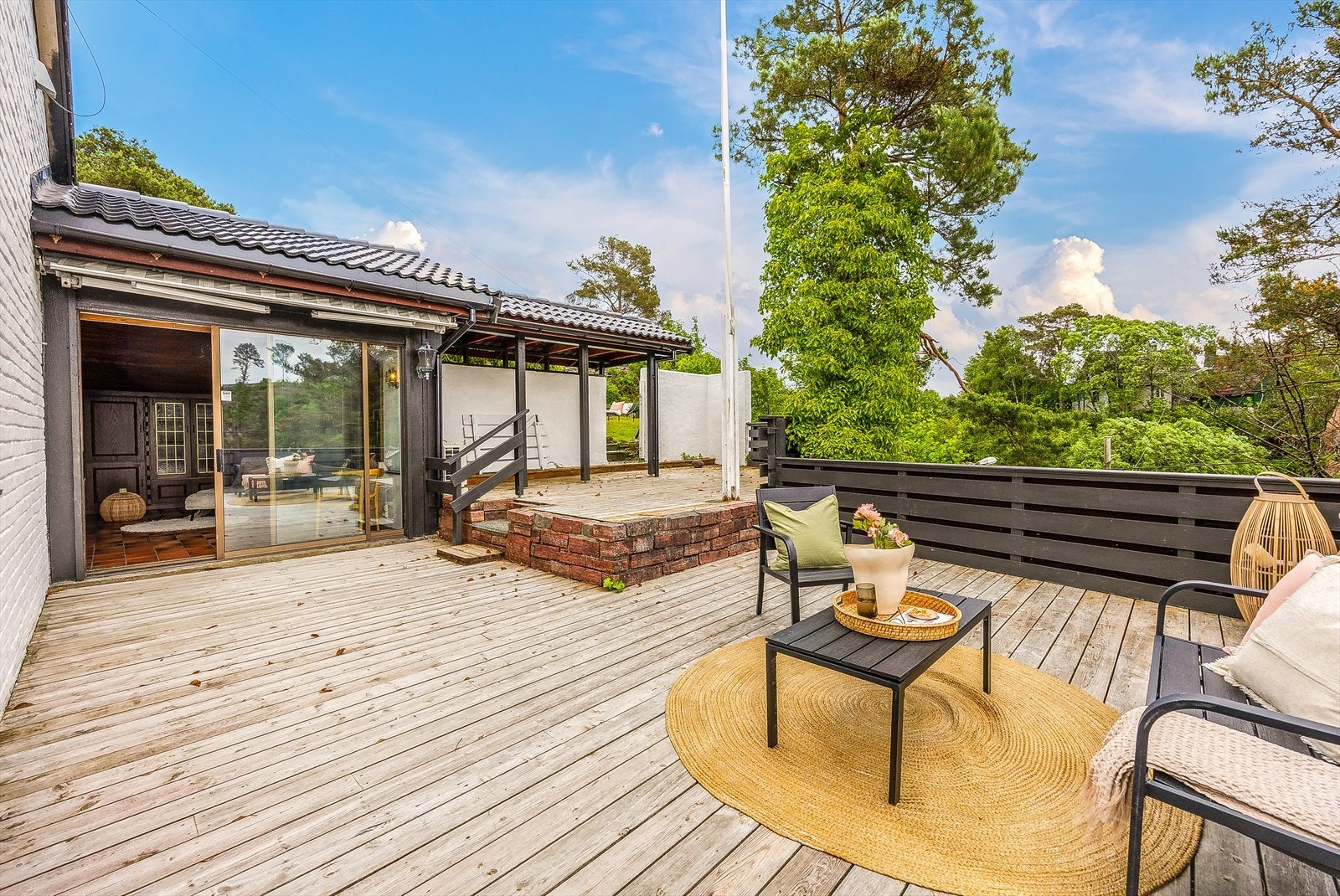 Terrassen er av meget generøs størrelse med god plass til møblering i flere soner. Galleribilde