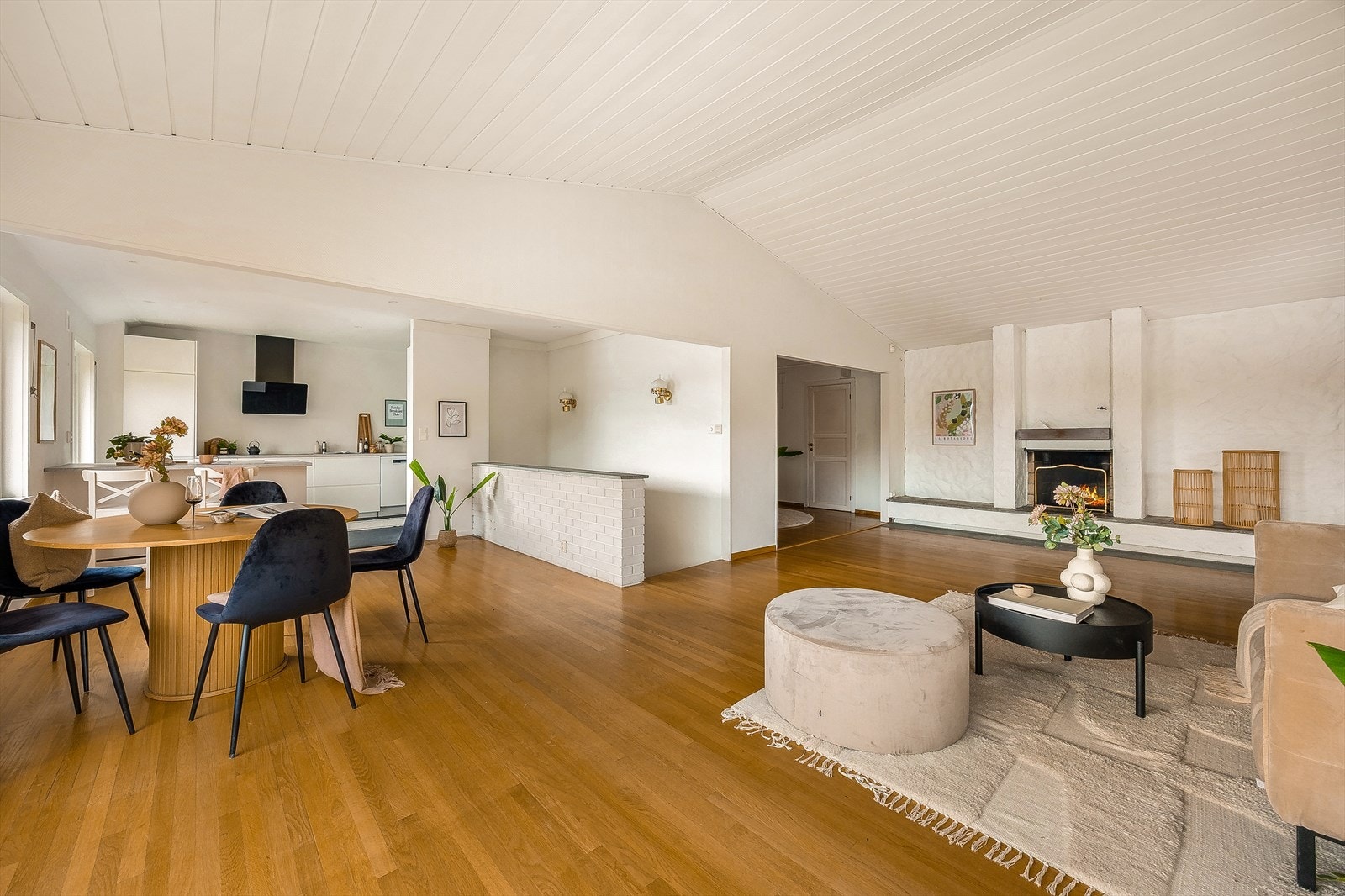 Det er god plass til både sofagruppe og spisebord i hovedsonen. Galleribilde