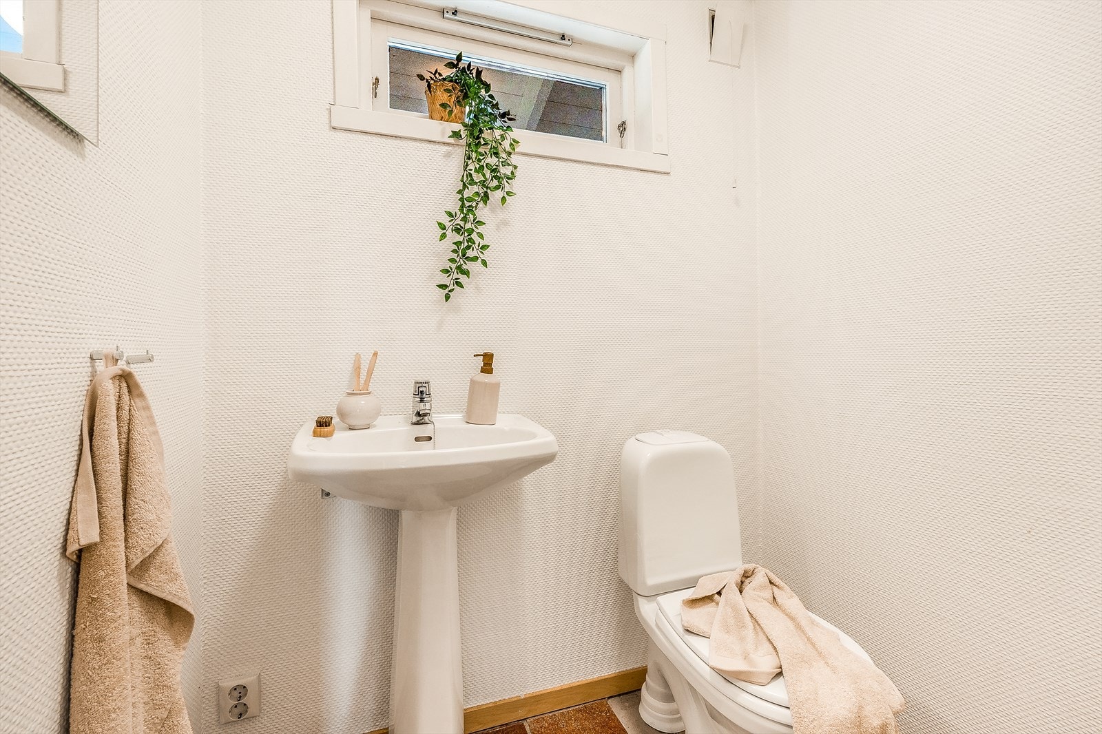 Separat toalettrom med flislagt gulv. Galleribilde
