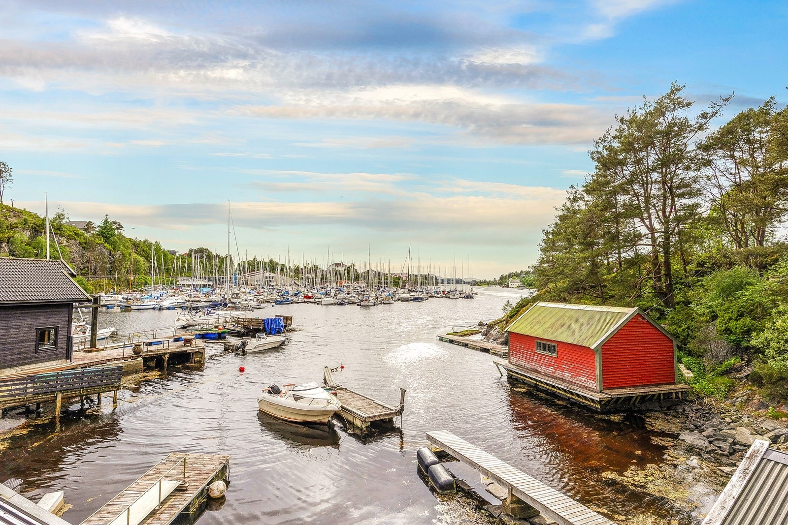 Nærområdet byr på et yrende båtliv og flotte turmuligheter langs sjøen. Hjellestad og Milde er et eldorado for båt- og sjøliv, med flere seilforeninger i nærheten. Galleribilde