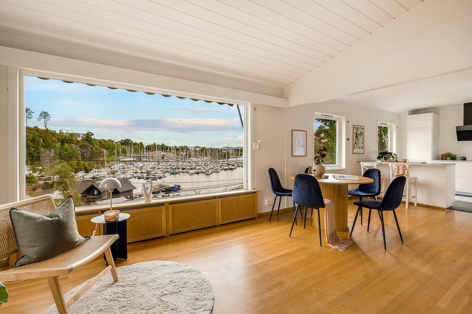 Store vindusflater rammer inn utsikten mot båthavnen og gir rikelig med dagslys. Galleribilde