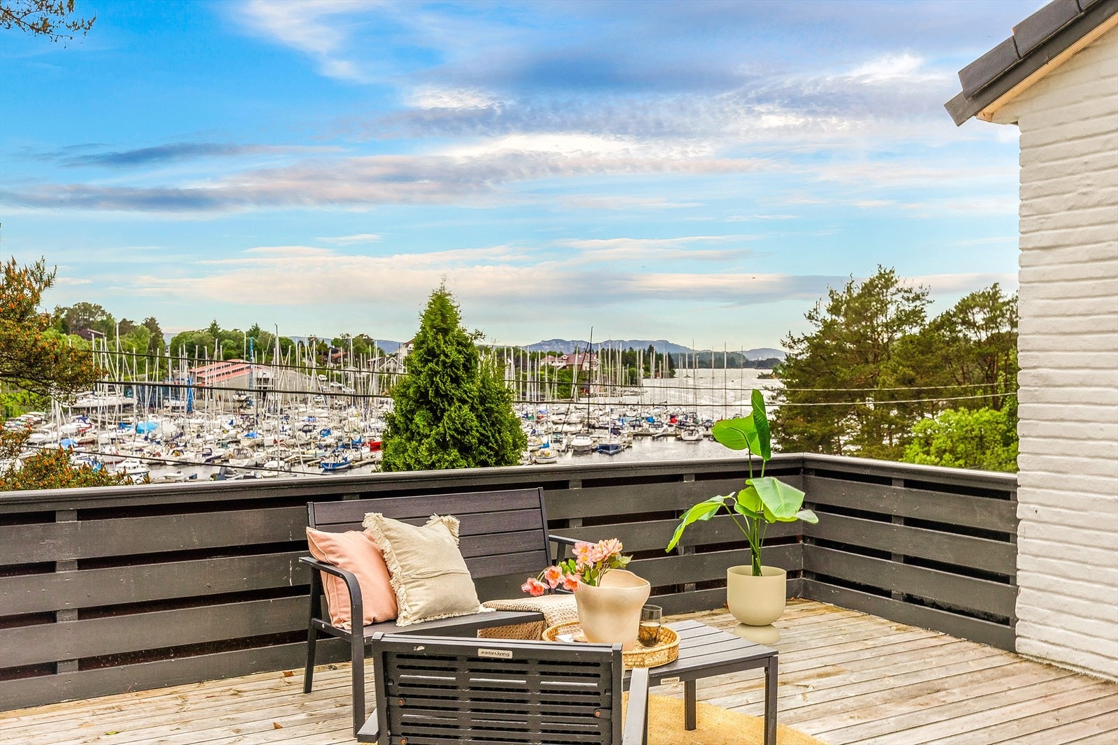 Terrasse måler ca. 48 m² og er fordelt over to nivåer. Her er det gode solforhold store deler av dagen. Galleribilde