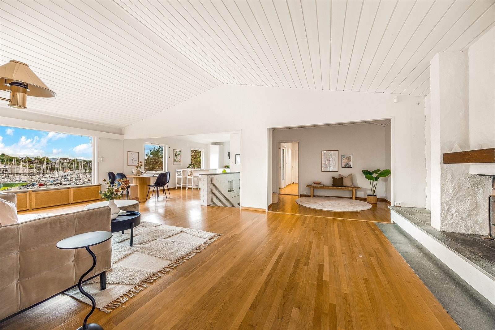 Stue og kjøkken i åpen løsning utgjør et allrom på over 62 m², med en takhøyde som varierer opp til 3,21 meter. Galleribilde