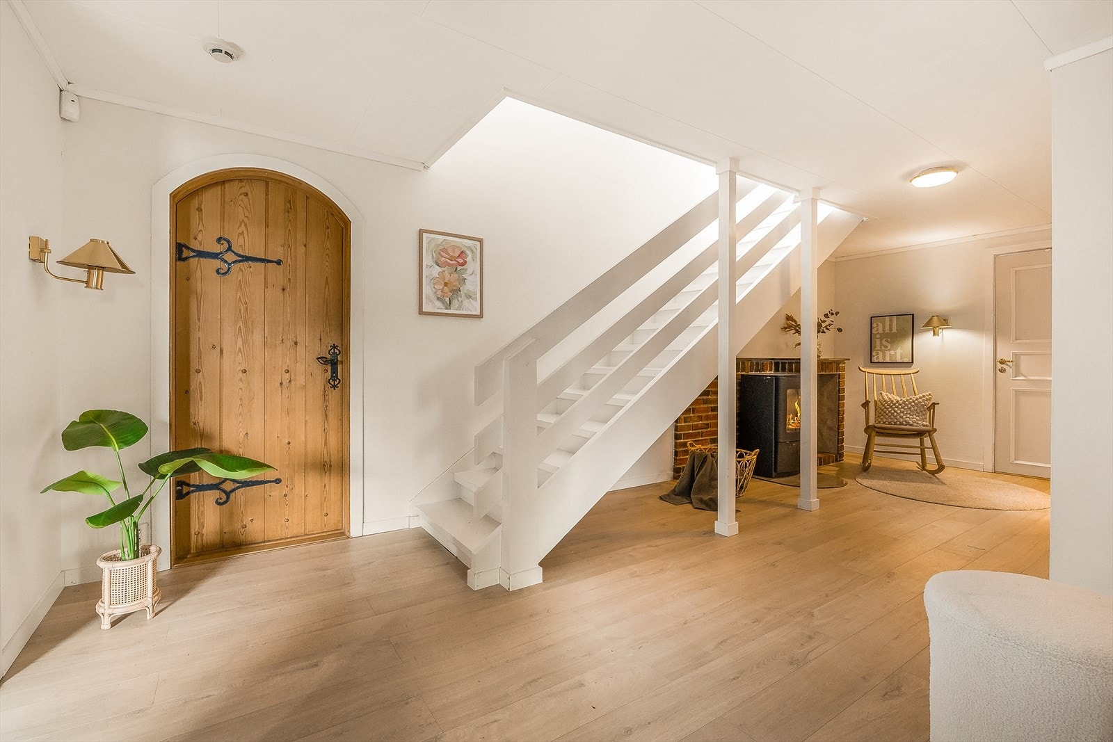 Romslig hall med flere bruksmuligheter. Gangen leder videre til alle etasjens rom. Galleribilde