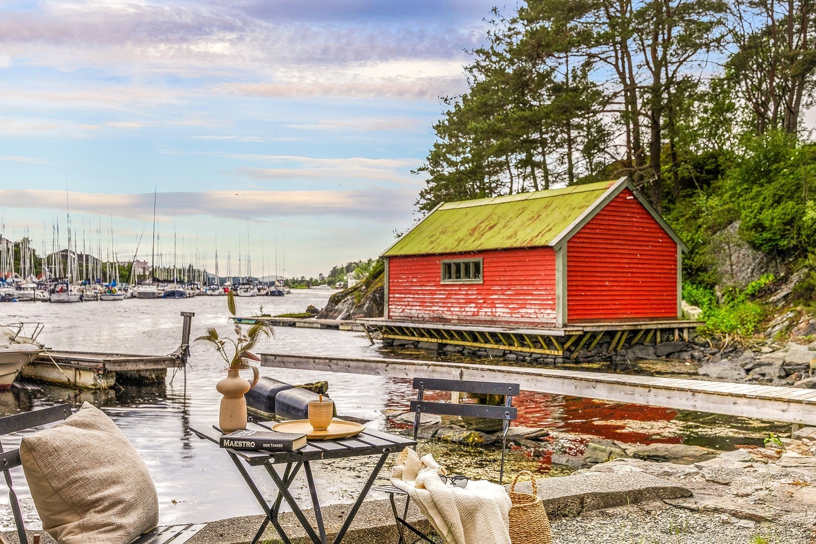 Like over veien for eiendommen er det tilhørende oppholdsplass ved sjøen. Her kan man nyte solrike sommerdager med mulighet for fiske- og krabbefangst. Galleribilde