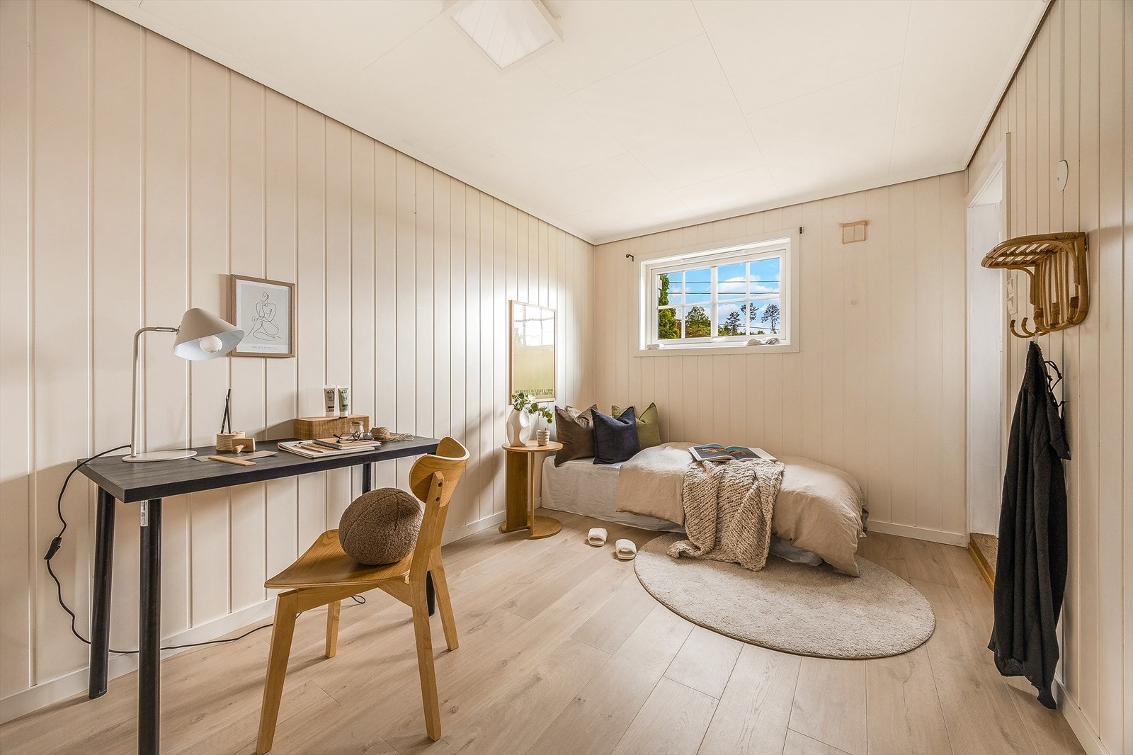 Soverom i underetasjen med nyere laminatgulv og vindu fra 2023. Rommet er regnet inn som hobbyrom på opprinnelige tegninger. Galleribilde