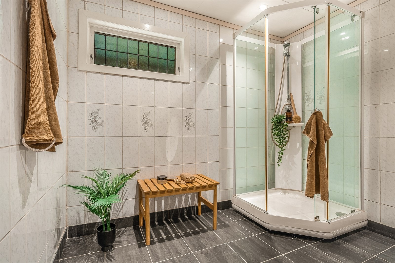 Etasjens baderom her helfliset med gulvvarme og LED-downlights i taket. Galleribilde