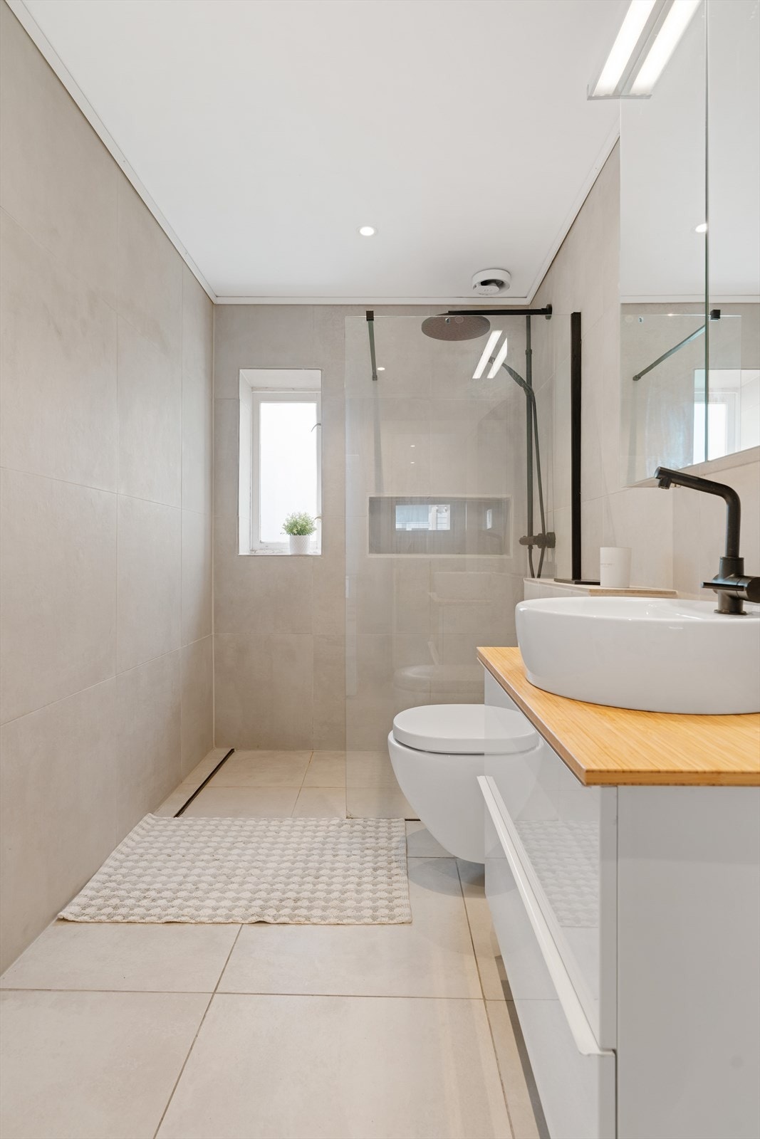 Badet har behagelig oppvarming med varmekabler i gulv. Galleribilde