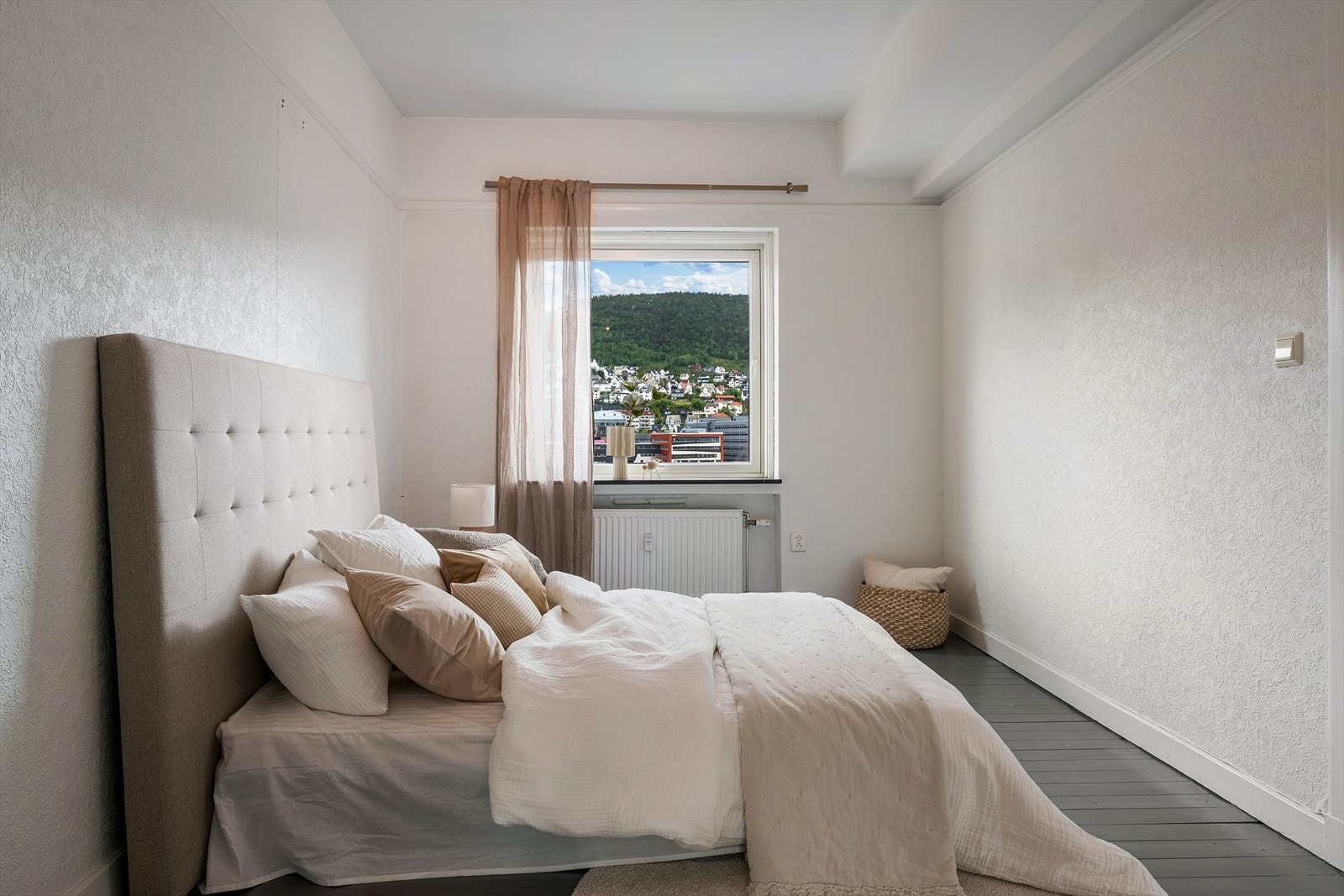 - Radiator i stue og på soverommet sørger for en jevn og behagelig temperatur i leiligheten - Galleribilde