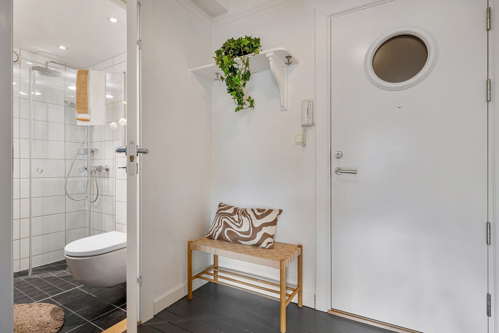 - Fra entré har man tilkomst til boligens bad - Galleribilde