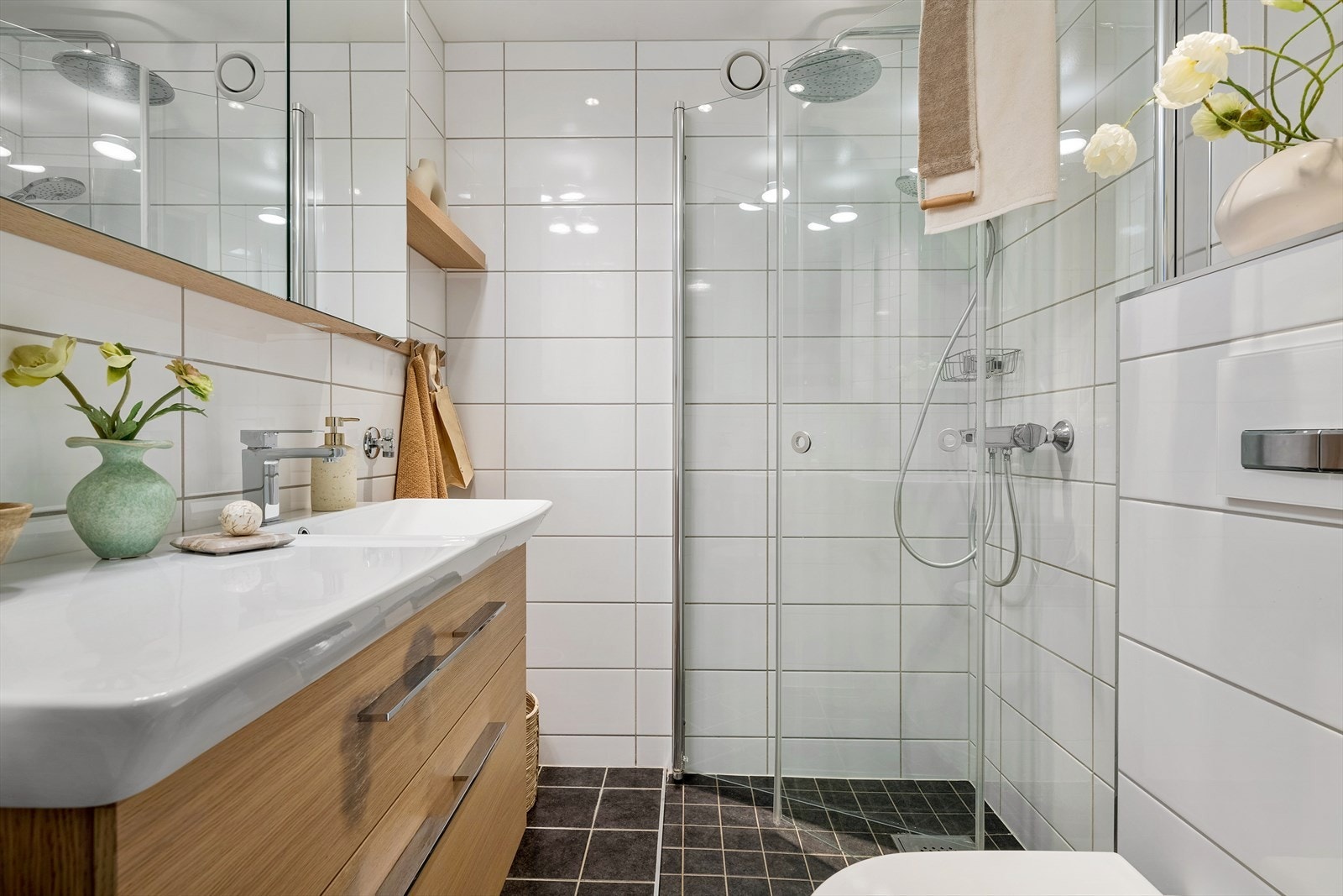 - Helfliset bad med opplegg for vaskemaskin - Galleribilde