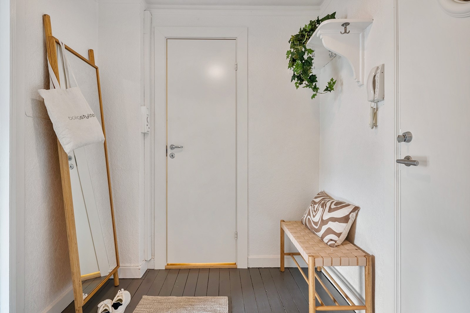- Stor og romslig entré med god plass til diverse oppbevaringsmøbler - Galleribilde