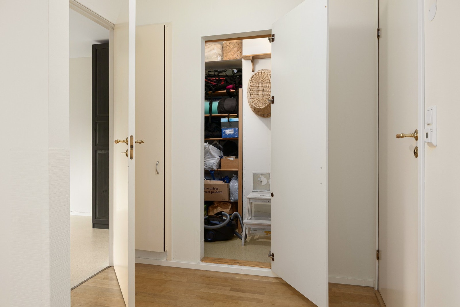 Romslig bod tilknyttet stue/kjøkken. Galleribilde