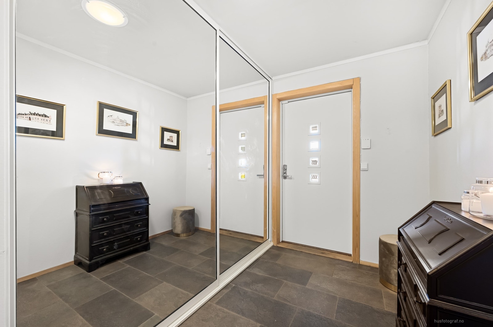 Entré med skyvedørsgarderobe og gulvvarme Galleribilde