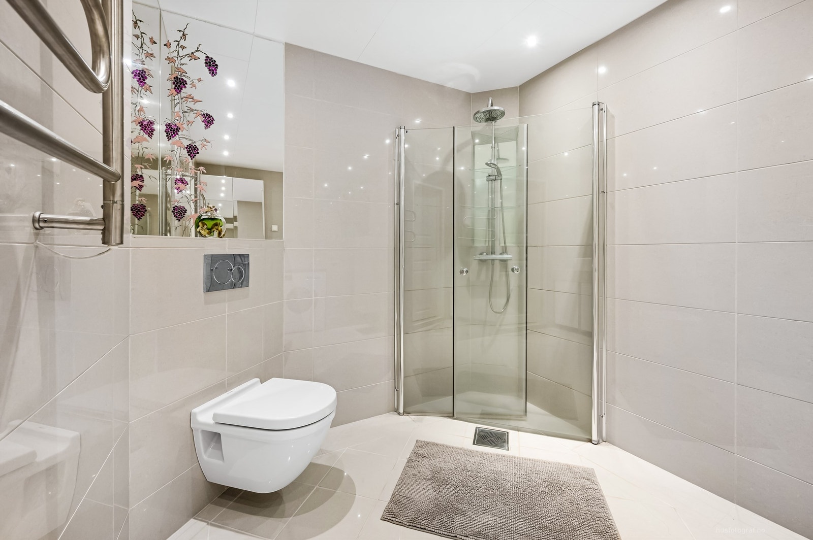 Badet har downlights i tak, gulvvarme og dusjhjørne med regnfallsdusj Galleribilde