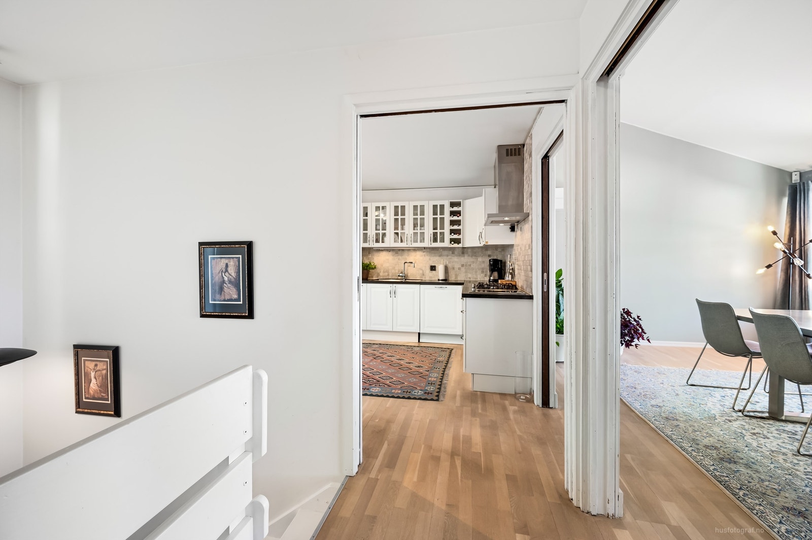Gang med tilgang til uinnredet kaldtloft via luke Galleribilde
