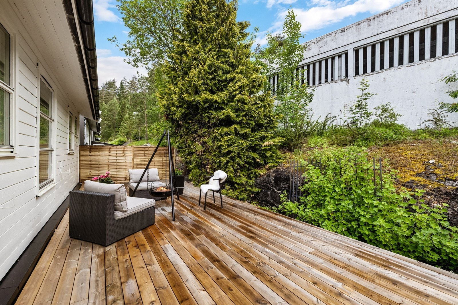 Terrasse med tilgang til kjøkkenet i 1. etasje Galleribilde