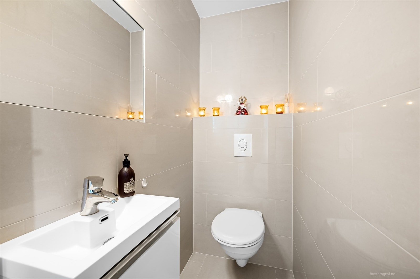 Praktisk og pent wc-rom med servant og vegghengt toalett Galleribilde