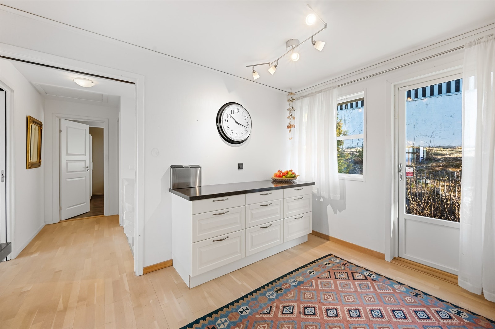 Kjøkkenet har utgang til terrasse på baksiden av boligen Galleribilde