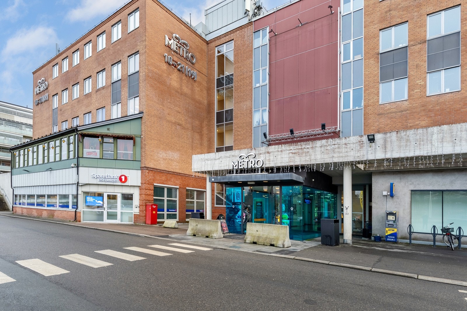 Fra leiligheten er det gangavstand til både Lørenskog Storsenter Triaden og Metro Senter. Her finner man et rikt utvalg av forretninger, kaféer og restauranter. Galleribilde