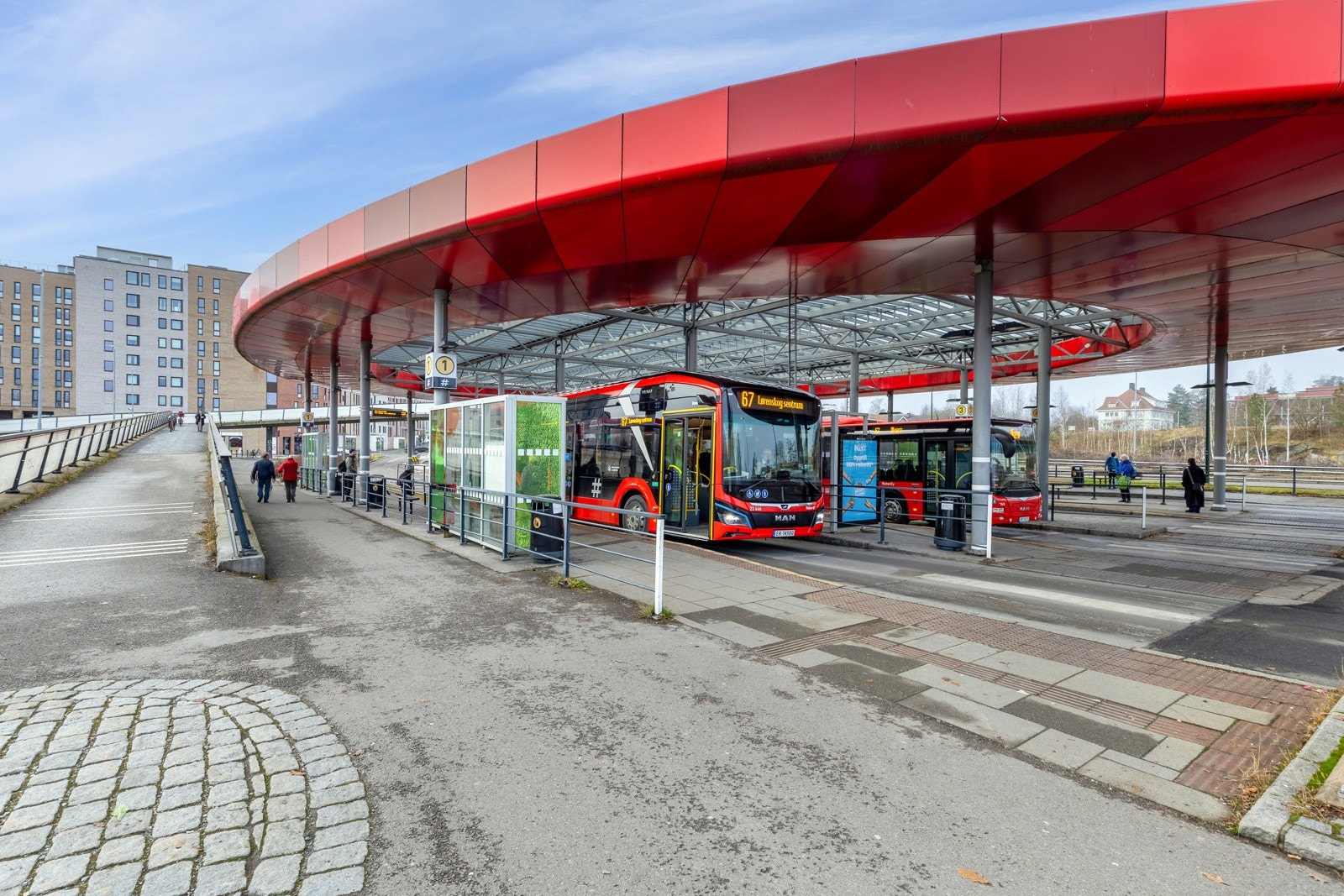 Nærmeste bussholdeplass er Rolvsrud med avganger i retning av Oslo, Ahus og Lillestrøm. Bussen til Helsfyr tar kun 15 min. Galleribilde