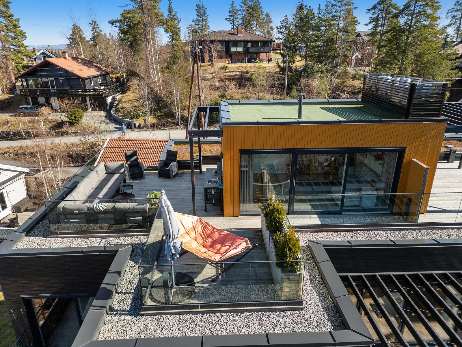 Takterrassen har optimale solforhold og nydelig utsikt Galleribilde