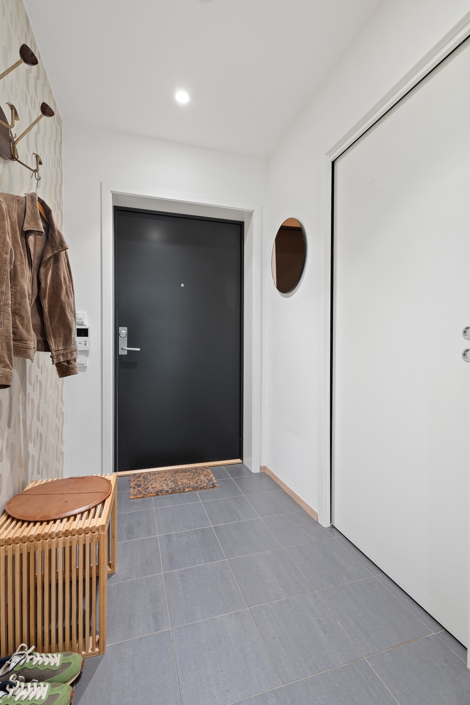 Entré har adkomst til innvendig bod. Det er også lagring i kjellerbod på ca 9 m2 Galleribilde