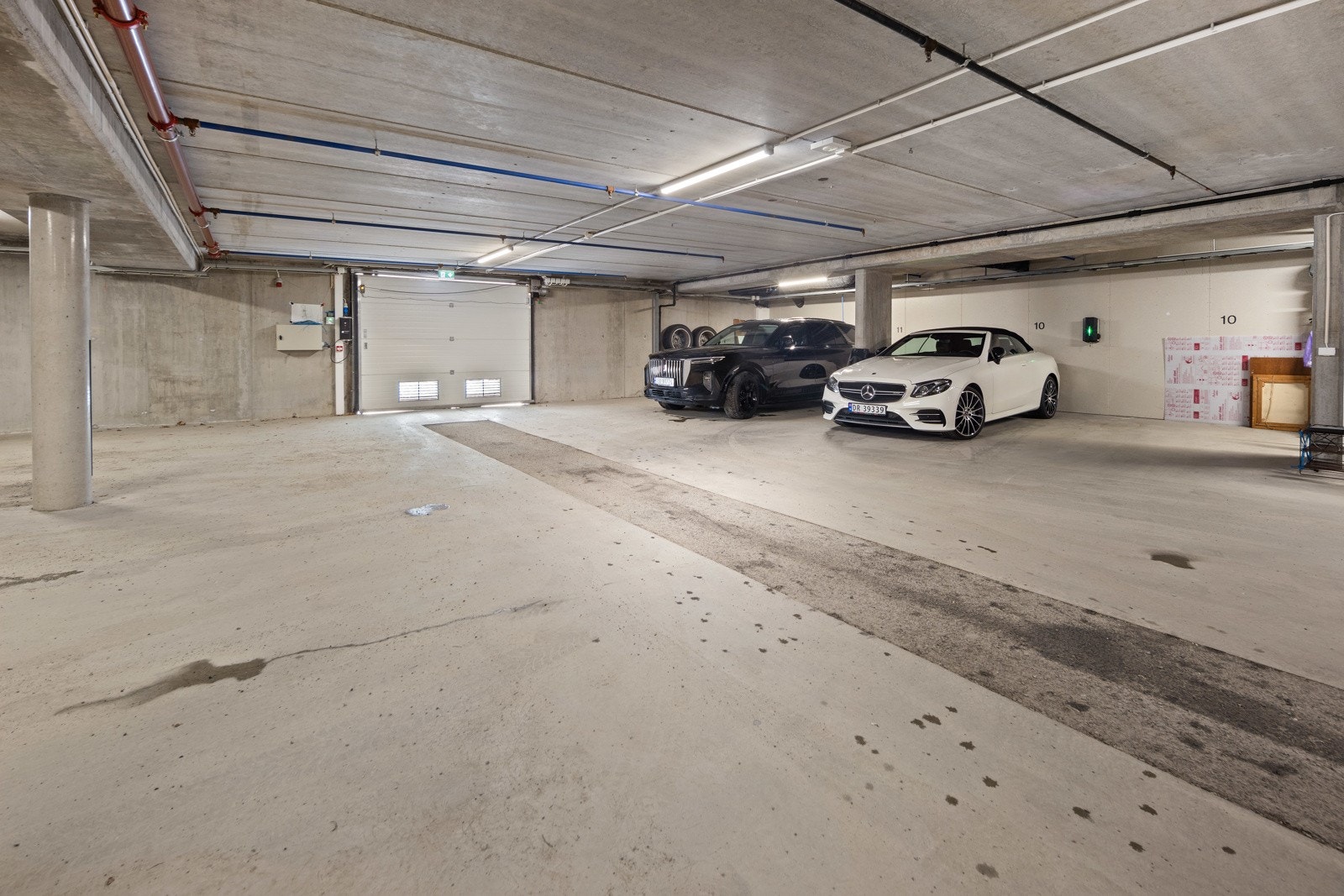 Det medfølger to garasjeplasser med én elbil lader Galleribilde
