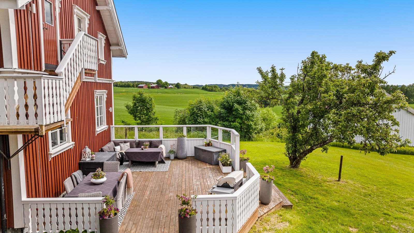 Terrasse på forsiden av boligen med gode solforhold Galleribilde