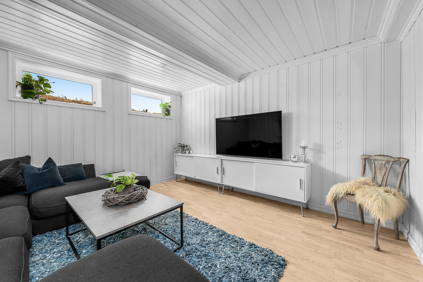 Lysmalt panel og parkett på gulv Galleribilde
