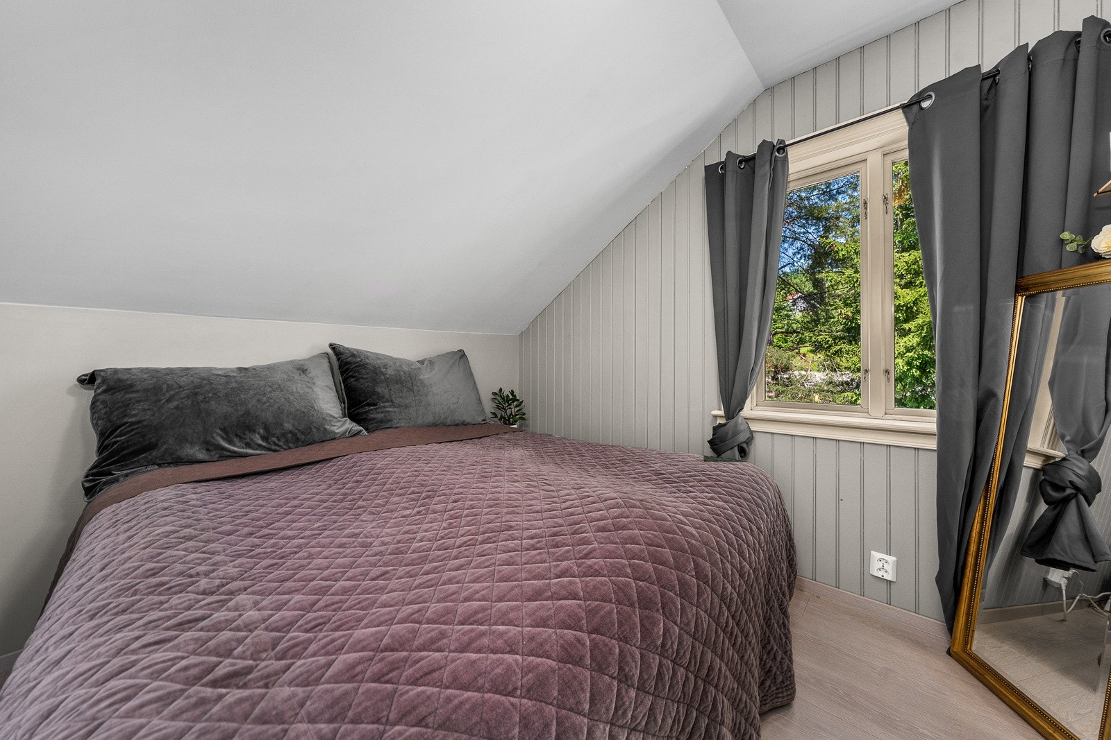 Soverom med god plass til dobbeltseng Galleribilde