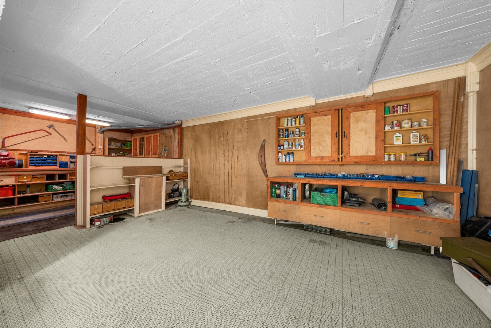 Innvendig er det god takhøyde og messanin over to porter. Ideell som lager for bil, maskiner eller redskap. Galleribilde