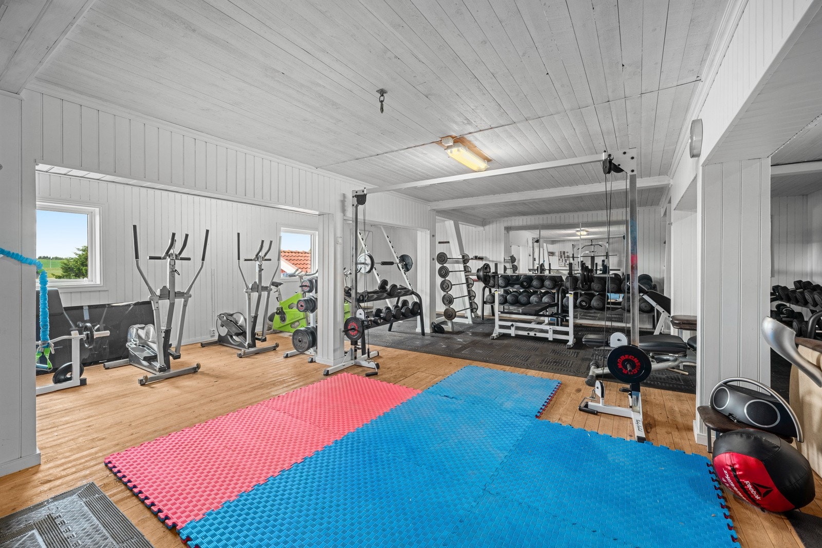 Loftet over tilbygget er isolert og innredet som treningsstudio med panelte vegger og himling, og en takhøyde på 2,30 meter. Galleribilde