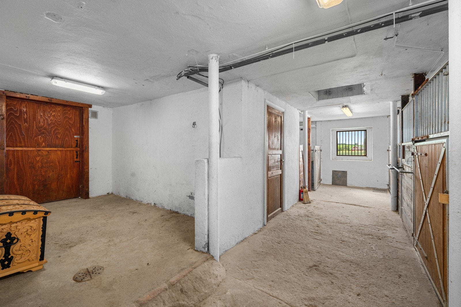 Tilbygget inneholder stallplasser med treinnredning og en takhøyde på ca. 2,30 meter. Under tilbygget finnes en innredet kjellerdel med verksted på ca. 44 kvm, dobbel slagdør og takhøyde på 2,55 meter Galleribilde