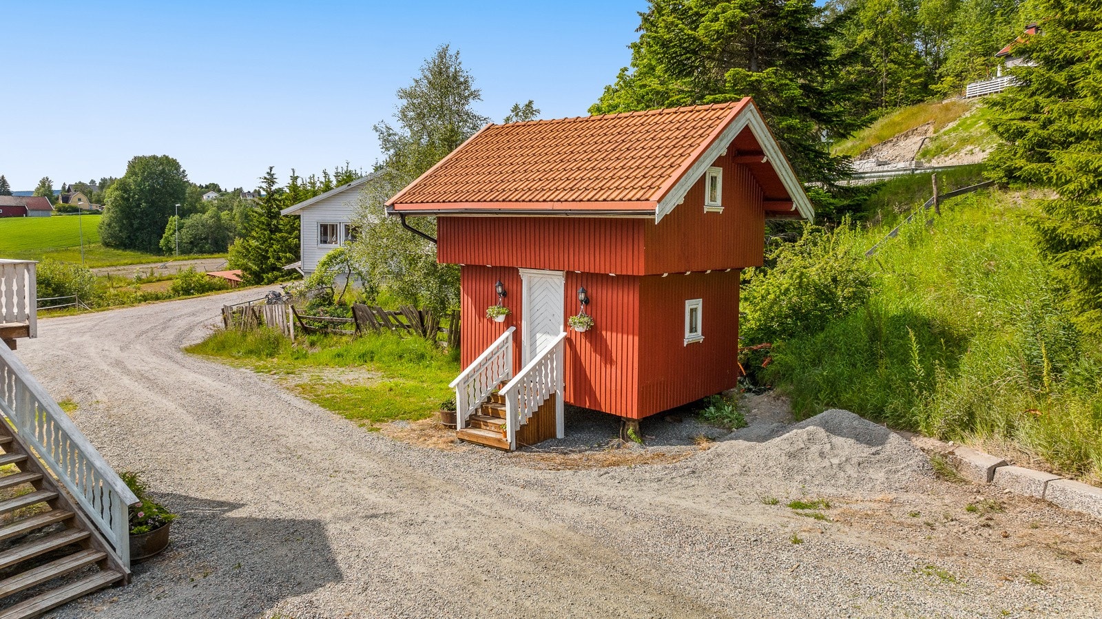 Et tradisjonelt stabbur i én etasje med loft, beliggende nord på tunet. Oppført på trepilarer og med strøm tilkoblet Galleribilde