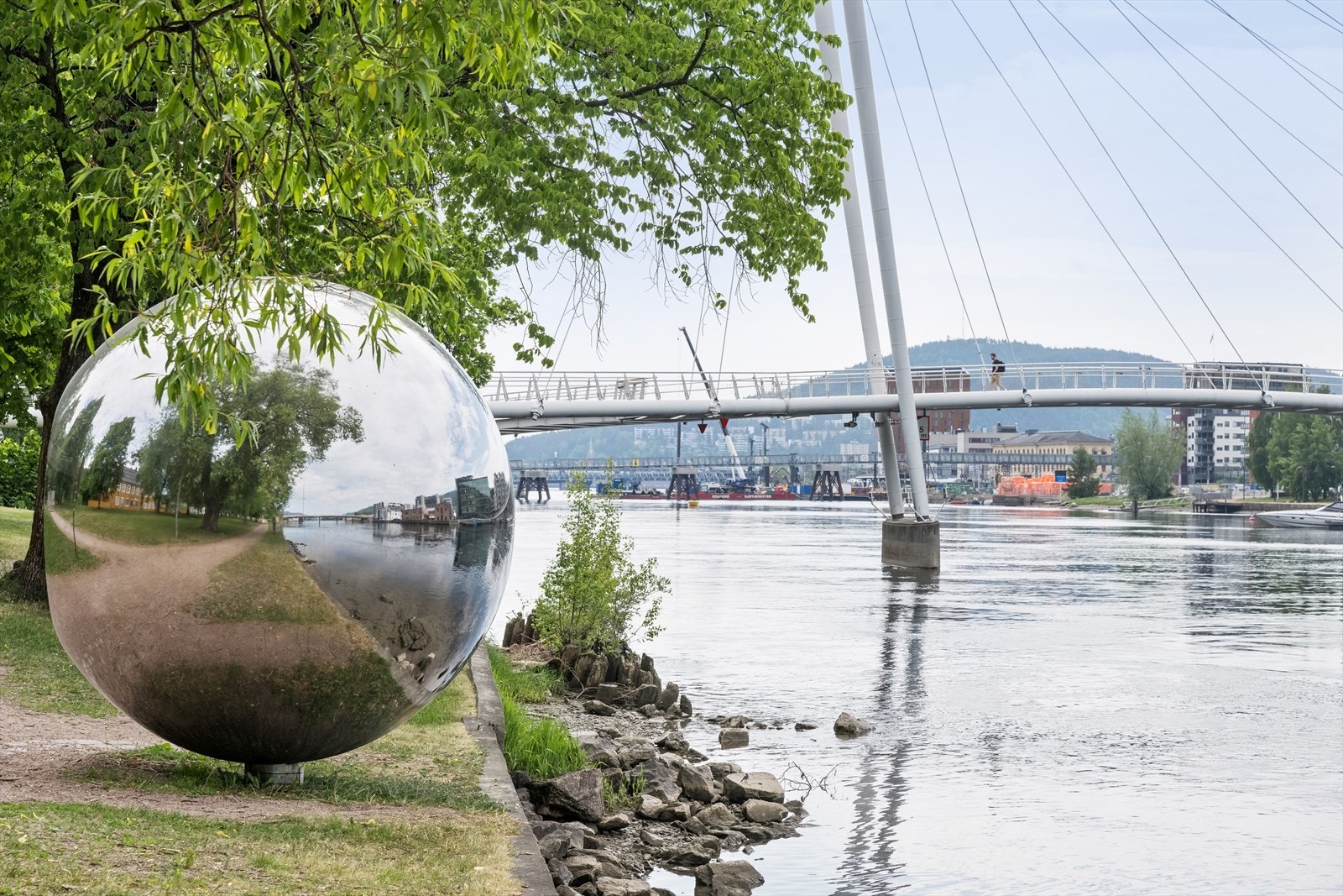 Den ikoniske Ypsilon-broen binder Strømsø sammen med Bragernes og resten av sentrum. Galleribilde