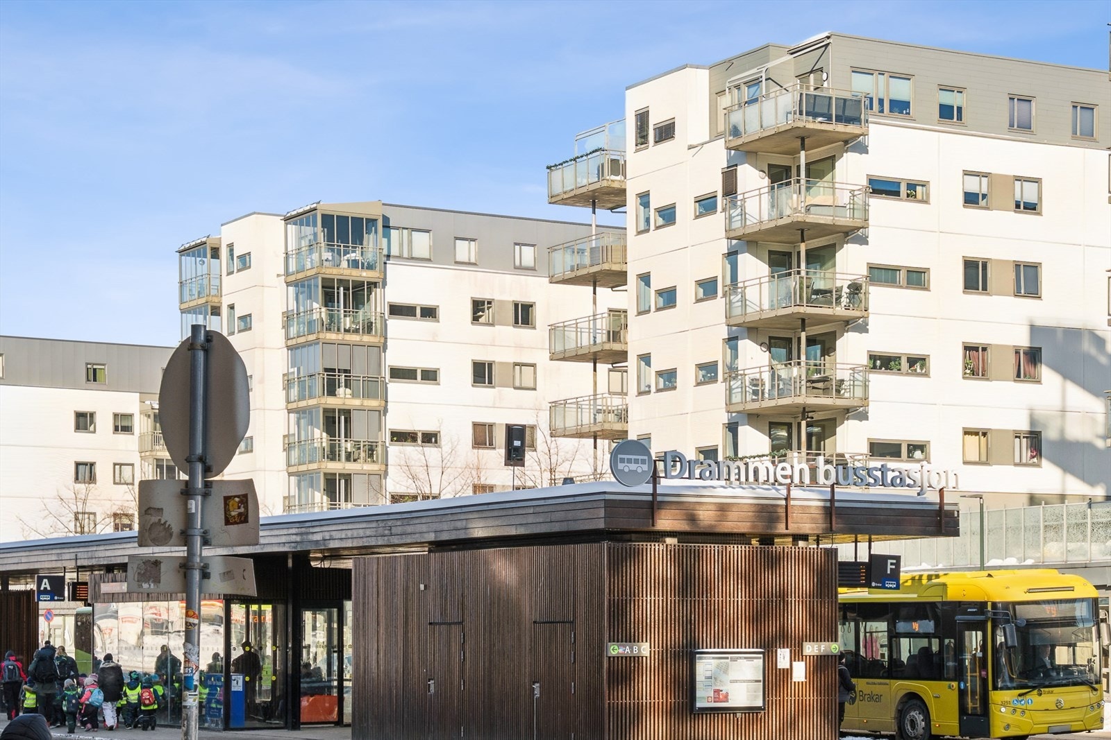 Kollektivtilbudet er utmerket, med buss- og togstasjon kun et par minutters gange unna. Galleribilde